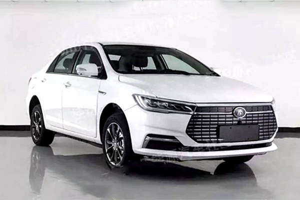 这是新款的比亚迪秦？电机功率变小了，贯穿式尾灯也不见了