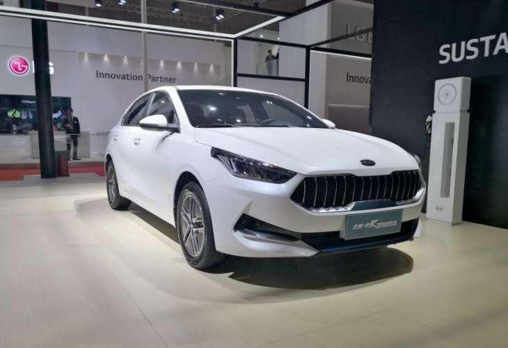 全新一代起亚 K3 插电混动版亮相上海车展，有望于1个月后上市