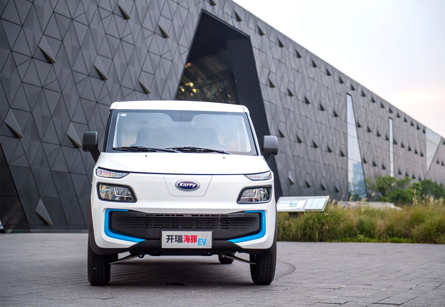 90 后快递小哥的选择 开瑞新能源海豚 ev 实拍解析