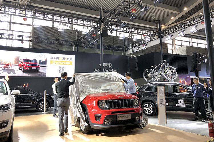 全新jeep自由侠1.3t深圳国际车展酷·劲上市