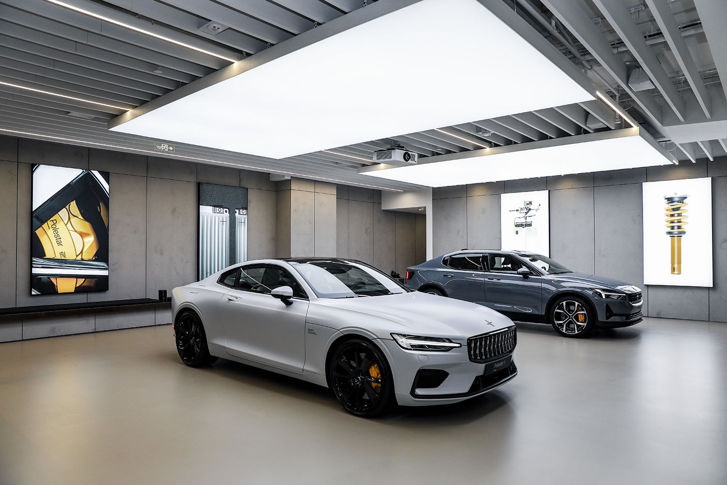 极星全球首家艺术空间里面有什么两辆车一张桌子