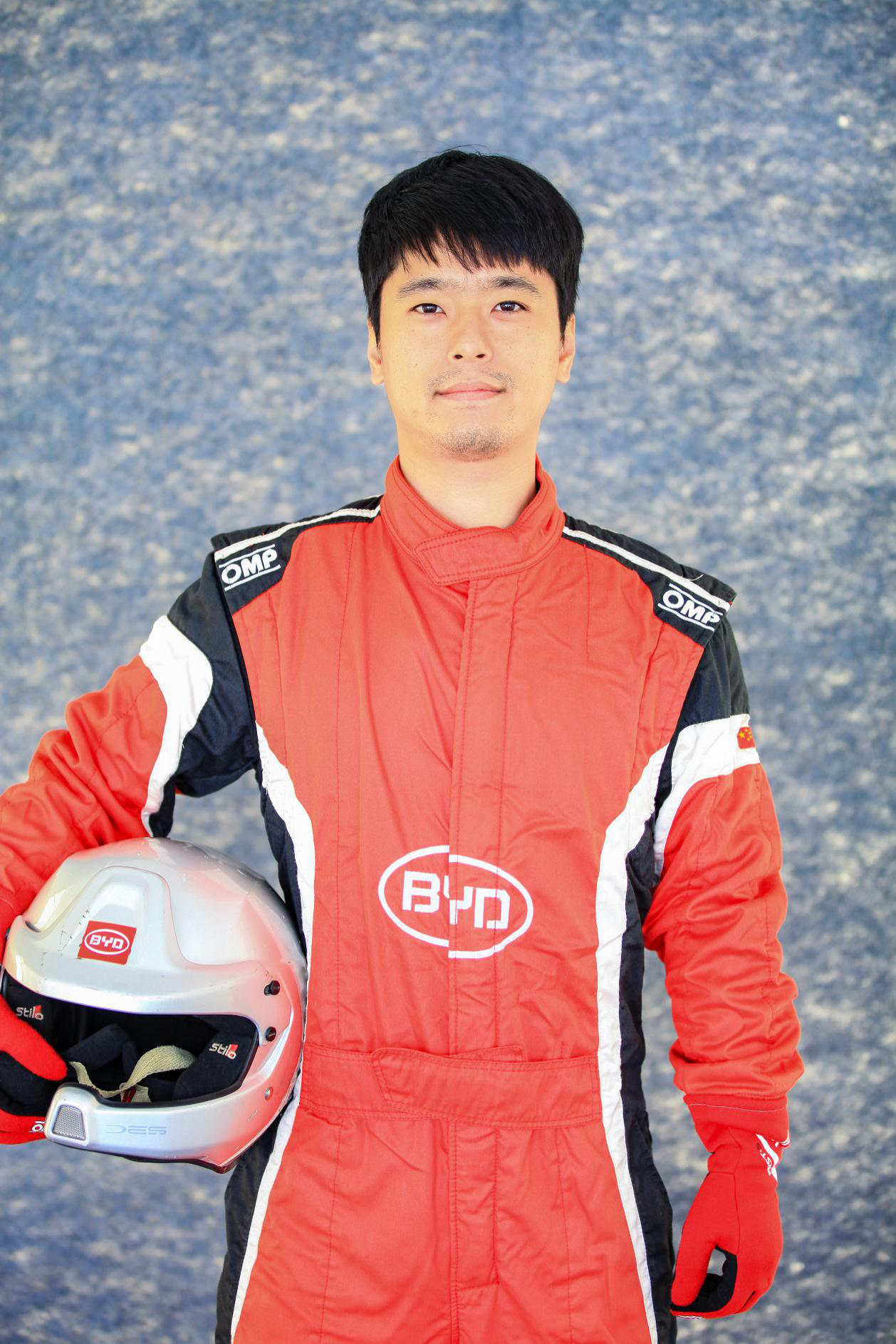 讲师,福岗赛道日车手,驾驶培训师,而同事江稳则是从事汽车检测与研