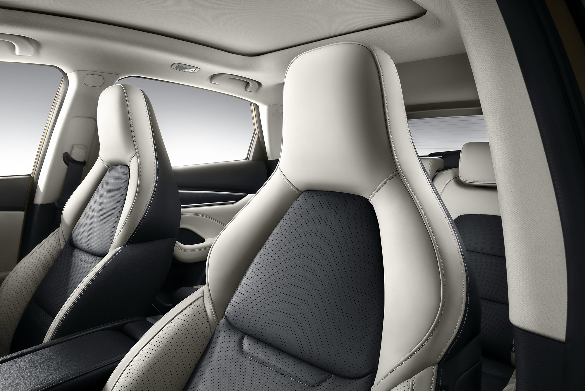 座椅采用了一体式设计,舒适性及支撑性不错.