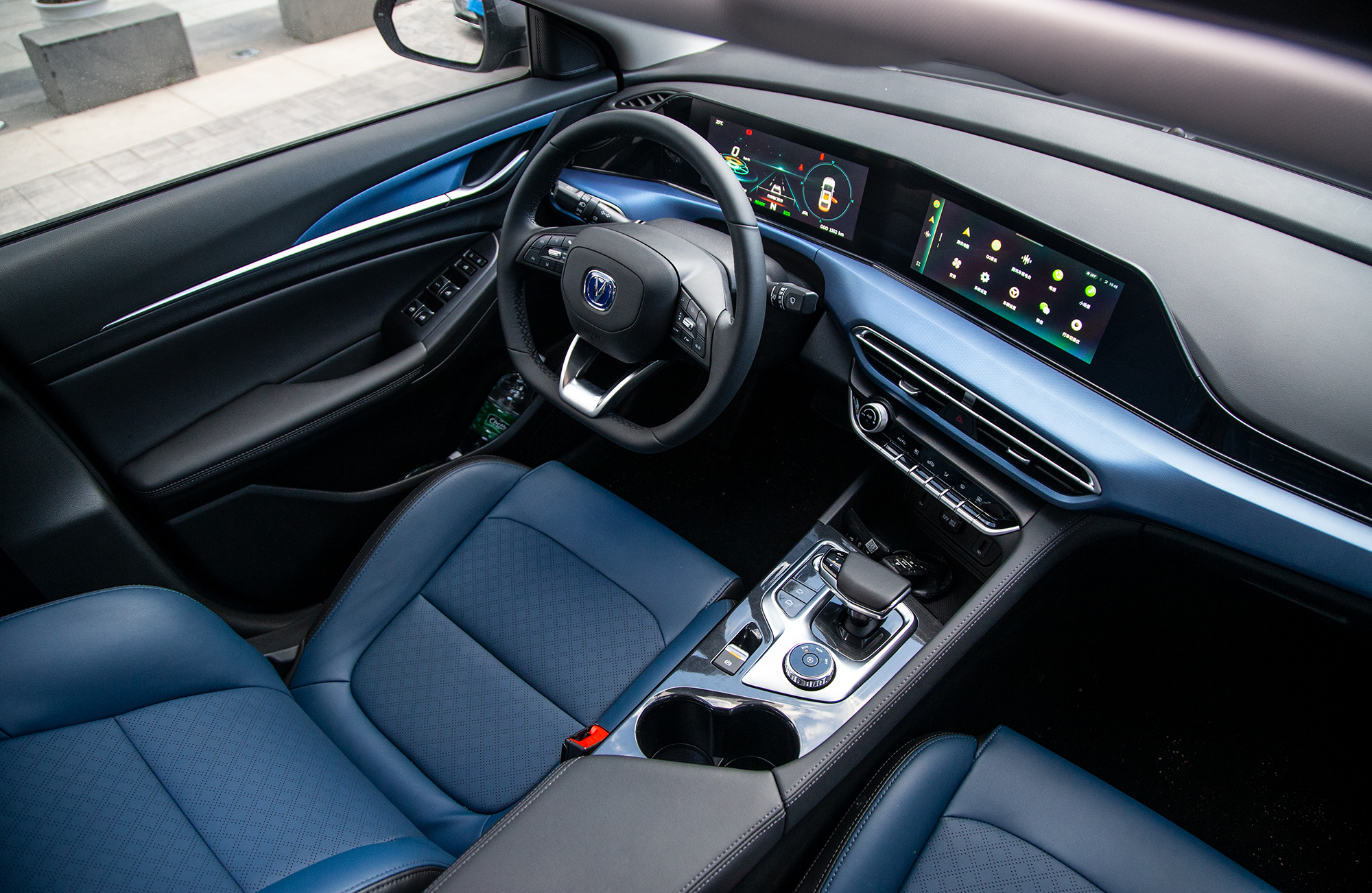 全新的家族式设计,再加上蓝黑拼色方案,使得逸动e-life的内饰看起来