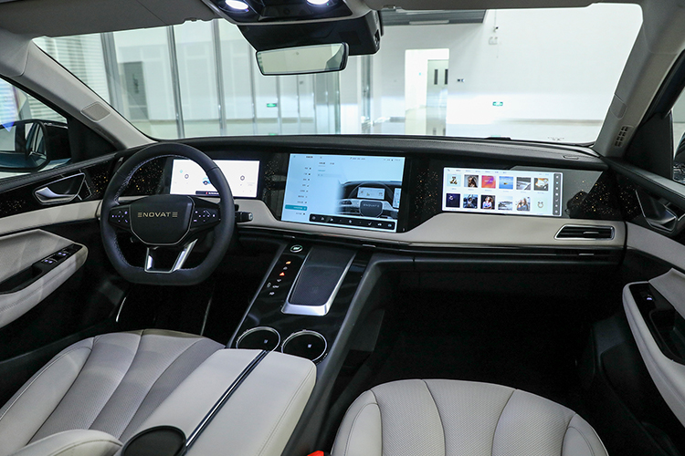 来到车内,天际me7的内饰设计别具一格,突破设计惯例,而这也是它核心