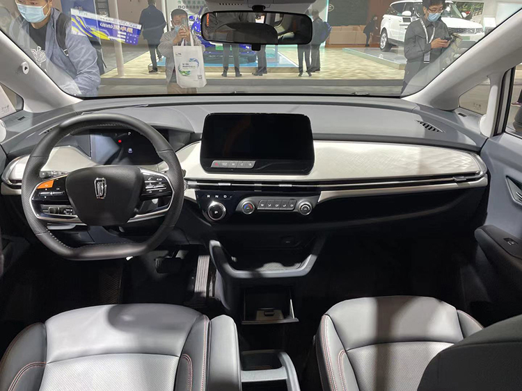 奔腾首款mpv车型e05实拍曝光
