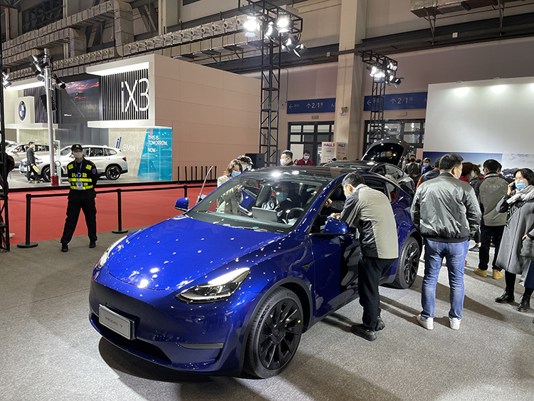 红旗e111/奔腾e05首次亮相 2021海口新能源车展开幕