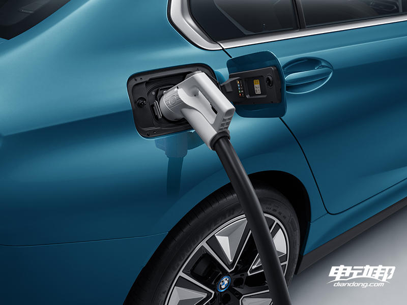 https://i2.dd-img.com/w/cms/44c7d5fe8f3db4d868c8c4e5ceab6b18.jpg 20.全新BMW i3_海岸蓝_后充电插口(充电枪插上充电状态).jpg