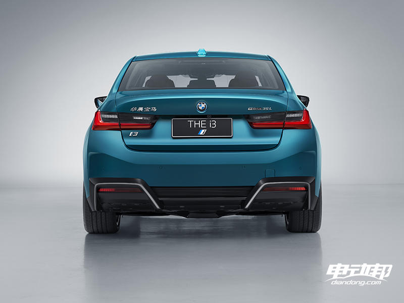 https://i2.dd-img.com/w/cms/a439ec2c923b2e400a0d8e1dde43367b.jpg 06.全新BMW i3_海岸蓝_正后方.jpg