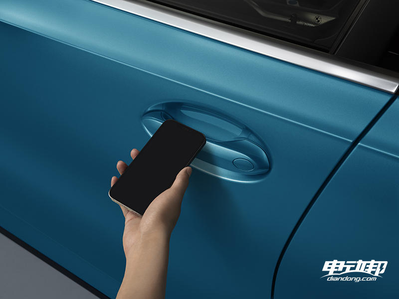 https://i2.dd-img.com/w/cms/c3d576f3288aea9c914bb998befded44.jpg 35.全新BMW i3__海岸蓝_数字钥匙_带手使用华为手机.jpg