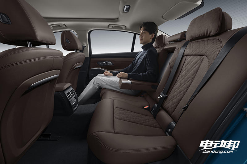 https://i2.dd-img.com/w/cms/f36d072fed91c5f64b6df983a4d72f99.jpg 42.全新BMW i3_海岸蓝_后排座椅(带人).jpg